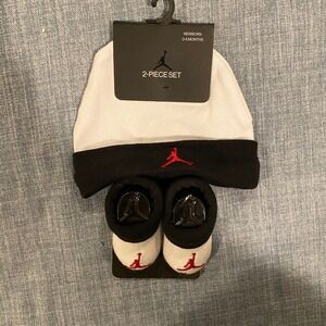 Nike Jordan Baby 0-6 Months Hat Beanie and Socks 2 Piece Red Black White NWT